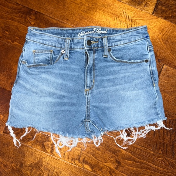 Universal Thread Jean Shorts Size 4/27 R - Picture 1 of 3